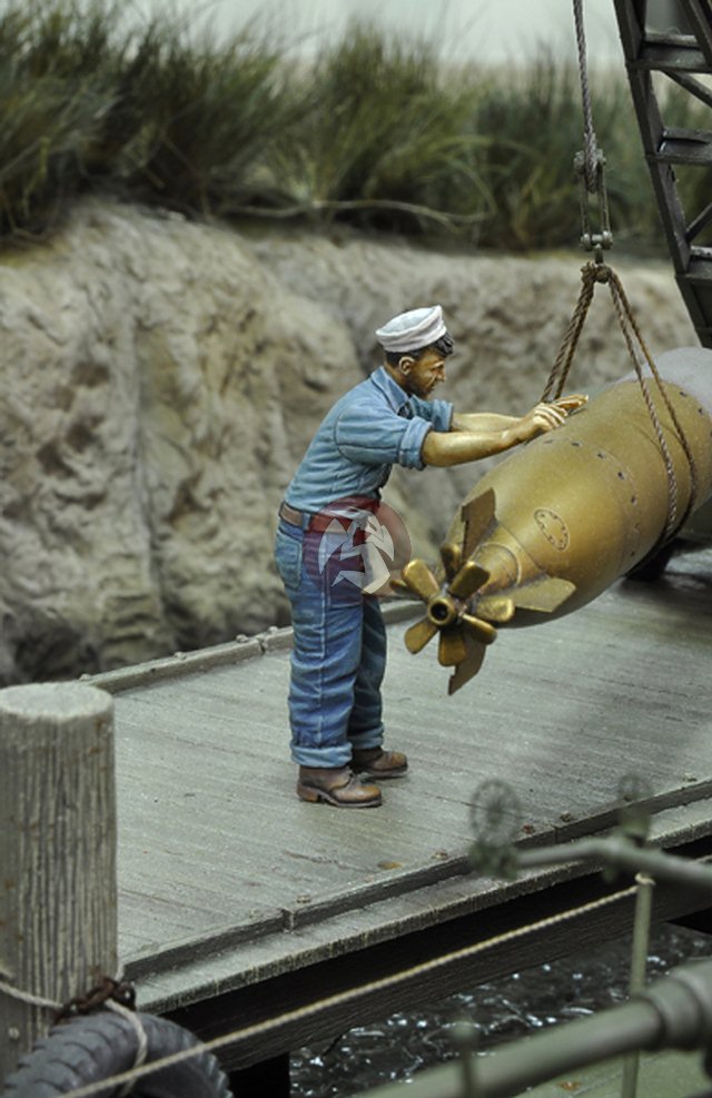 Royal Model 1/35 US Navy Sailors Loading Torpedo WWII (2 ...